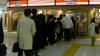 赤羽駅構内の吉野家での行列（２月１０日、夜７時前）