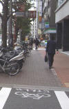 これは、昭和通り（中央区京橋２丁目）にある自転車／歩行者(分離)通行帯