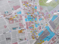 新宿駅を斜め下にした時、東口の地下通路はタテとヨコの軸で表すことができる。黄色の四角い枠は全て出入口（サブナードは別扱い）